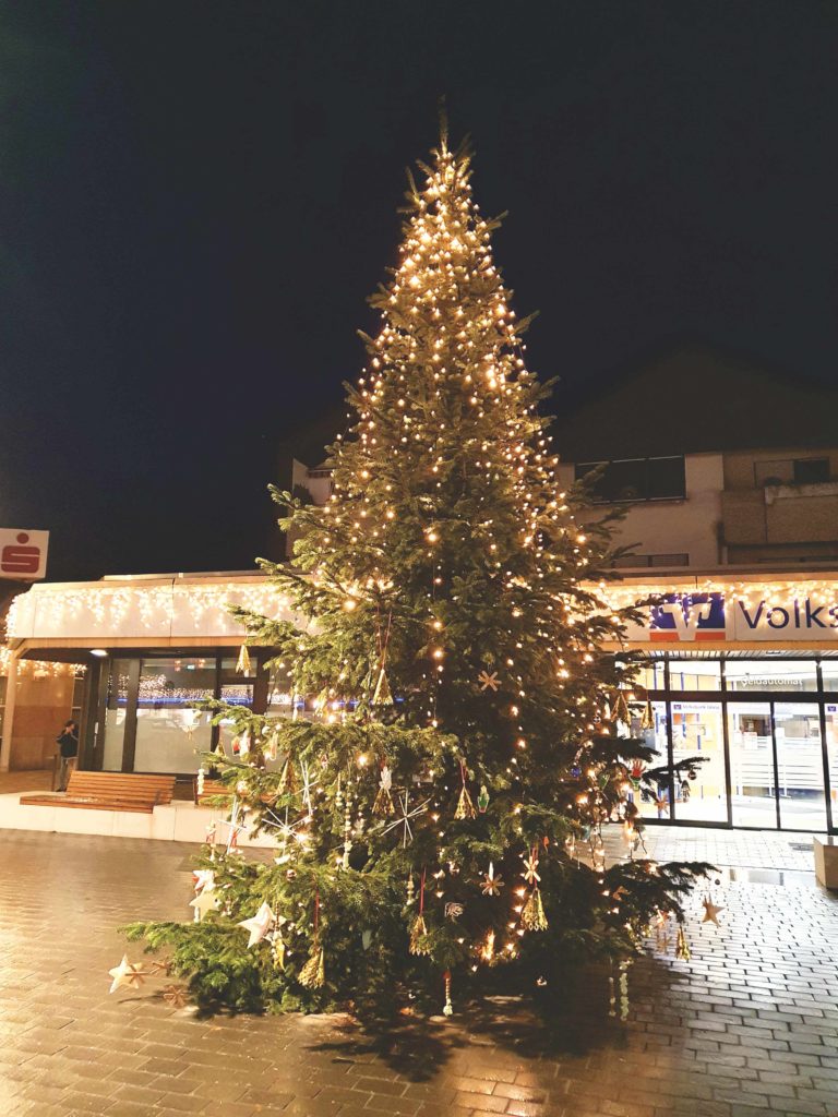 Heeren-Werver Adventsfenster beginnen mit Anleuchten in der Ortsmitte