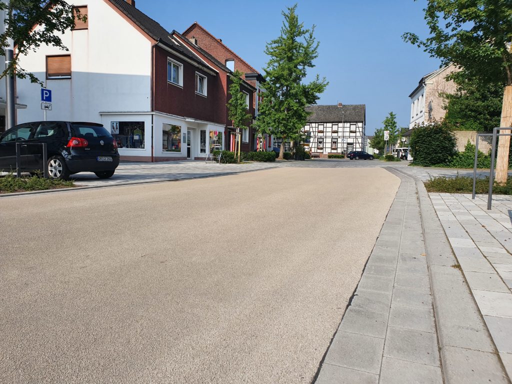 Fahrbahndecke in der neuen Ortsmitte wird beschichtet