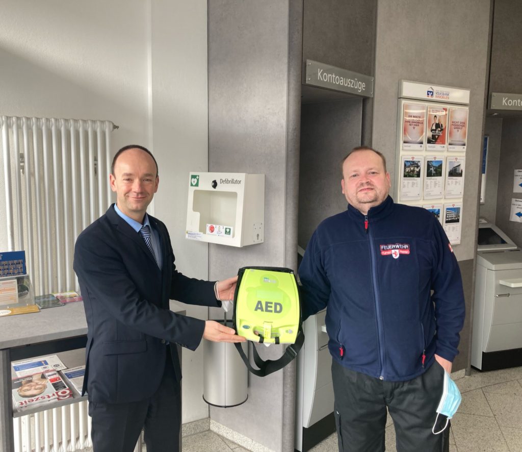 Neuer Defibrillator im Foyer der Volksbank